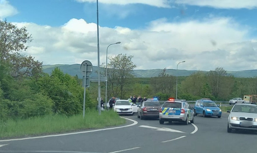 AKTUÁLNĚ: Řidič neuposlech výzvy policistů a začal ujíždět