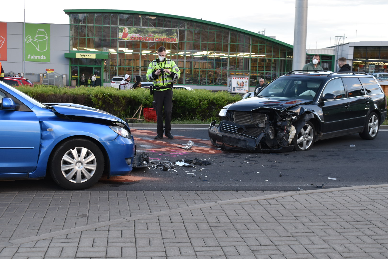 AKTUÁLNĚ: Ulicí Okružní neprojedete. Střetla se tu dvě vozidla