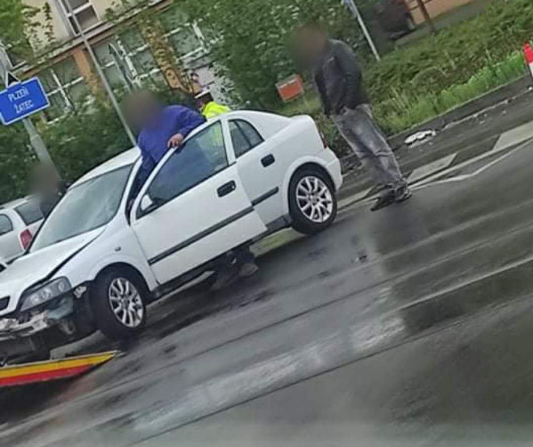 AKTUÁLNĚ: U sportovní haly se střetla dvě osobní vozidla