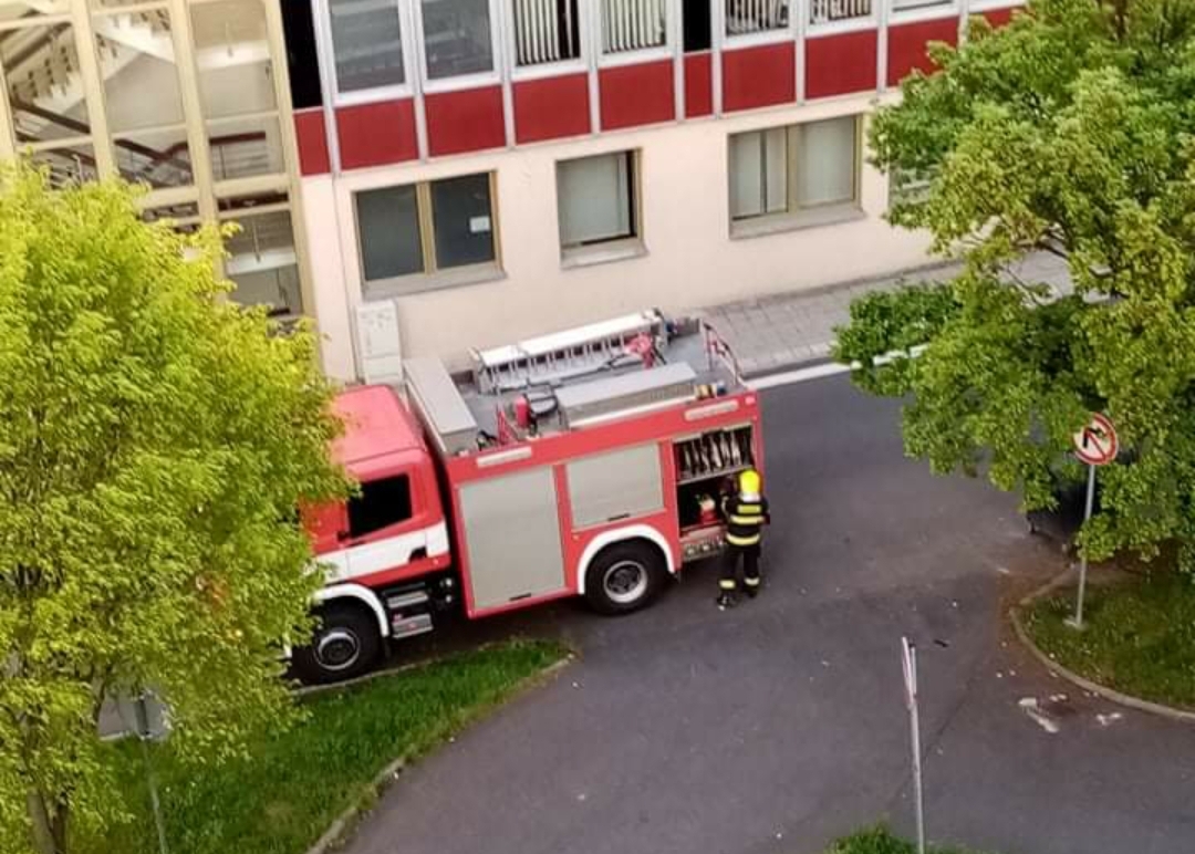 V Dobnerce voda vytopila několik bytů, kvůli prasklé hadici od pračky