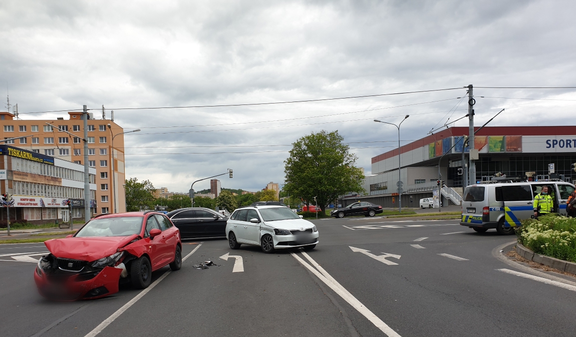 AKTUÁLNĚ: Dopravní nehoda dvou vozidel u sportovní haly