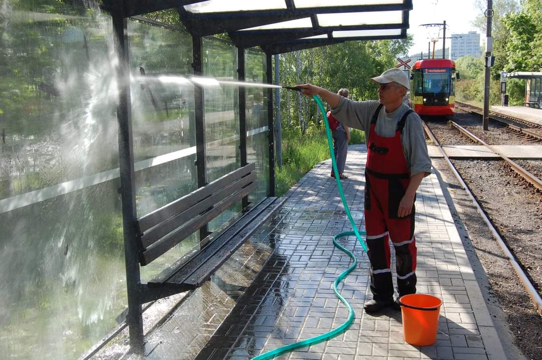 V Mostě proběhlo mytí zastávek