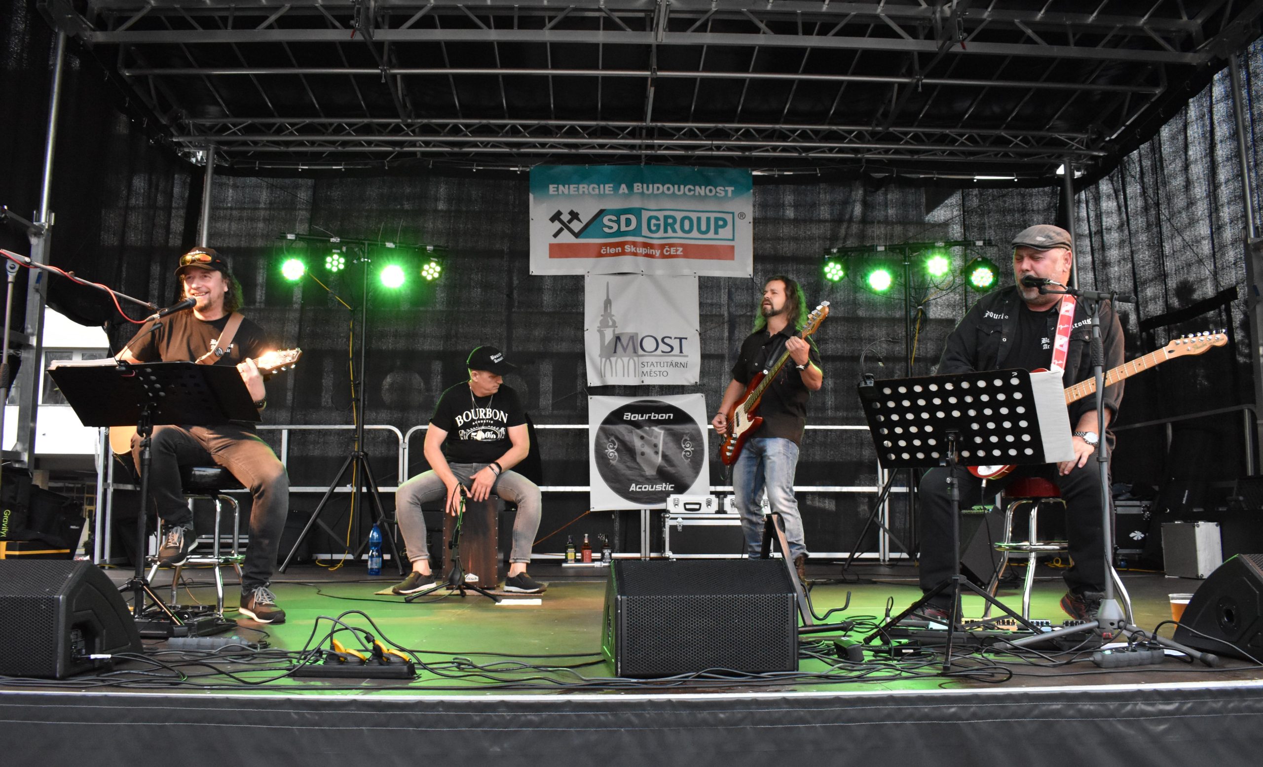 FOTO: Kapela Bourbon Acoustic zahrála na mosteckém 1.náměstí