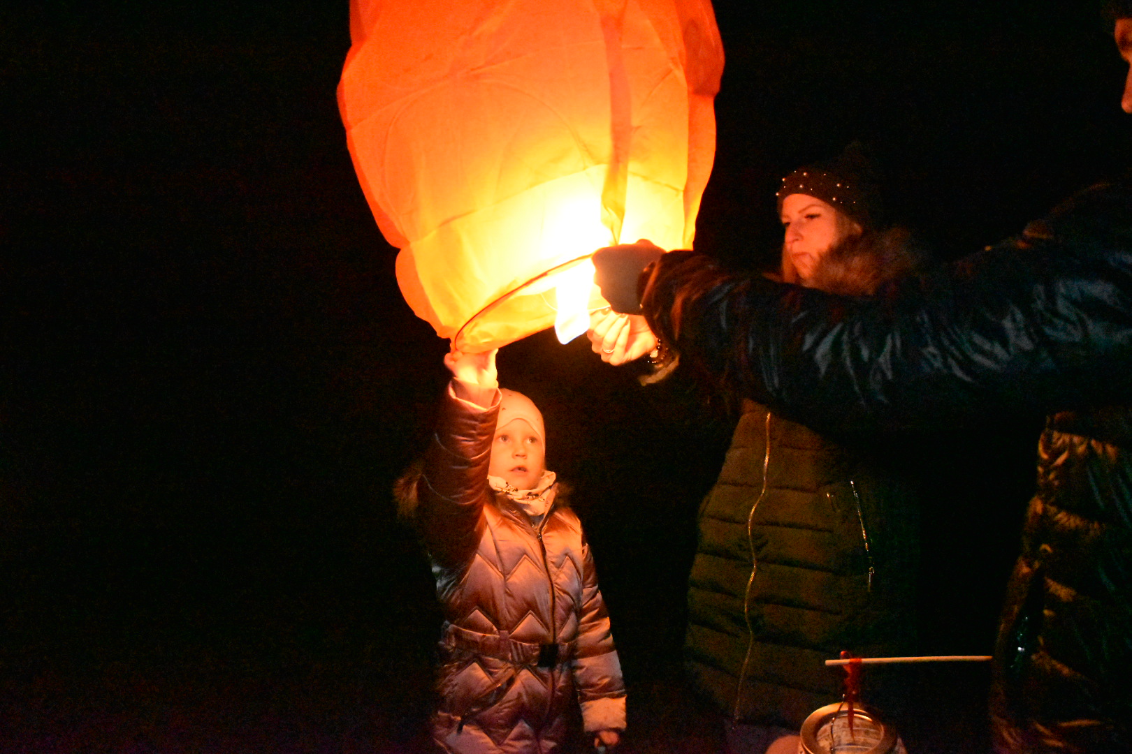 OBRAZEM: Nebe rozzářilo desítky lampionů stěstí. Vypouštění si v Louce u Litvínova nenechalo ujít desítky rodin