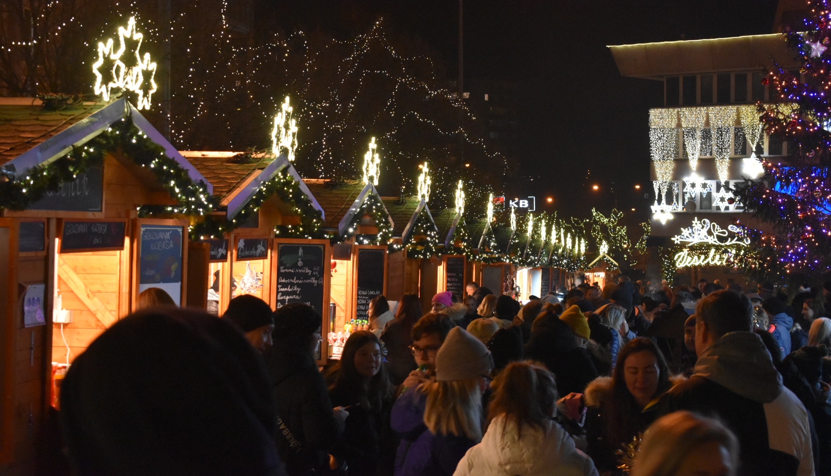 OBRAZEM: Mostecké 1. náměstí se zaplnilo lidmi. Přišli si užít první advent