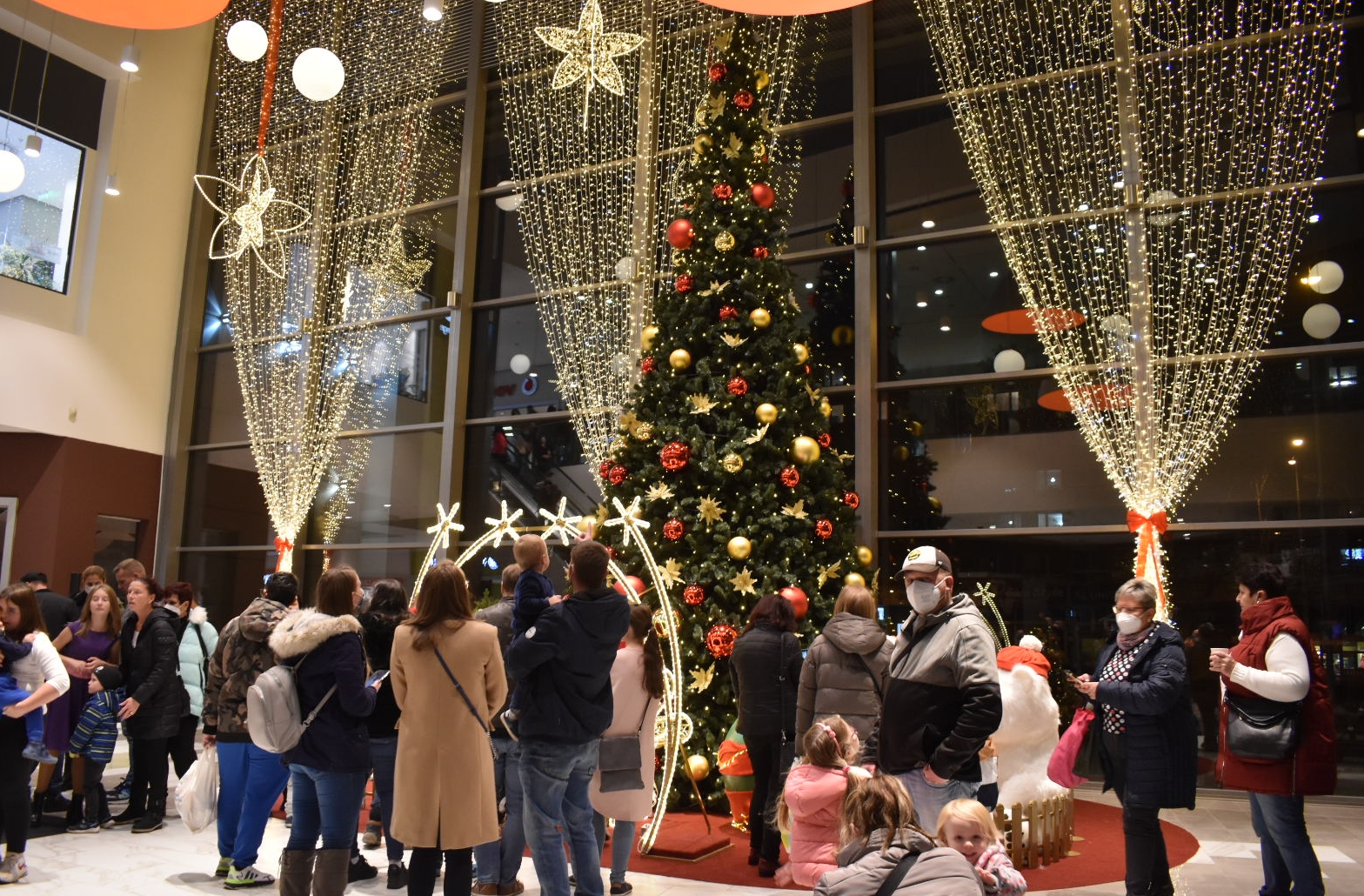 OBRAZEM: Už svítí! Central společně s návštěvníky rozsvítil vánoční strom