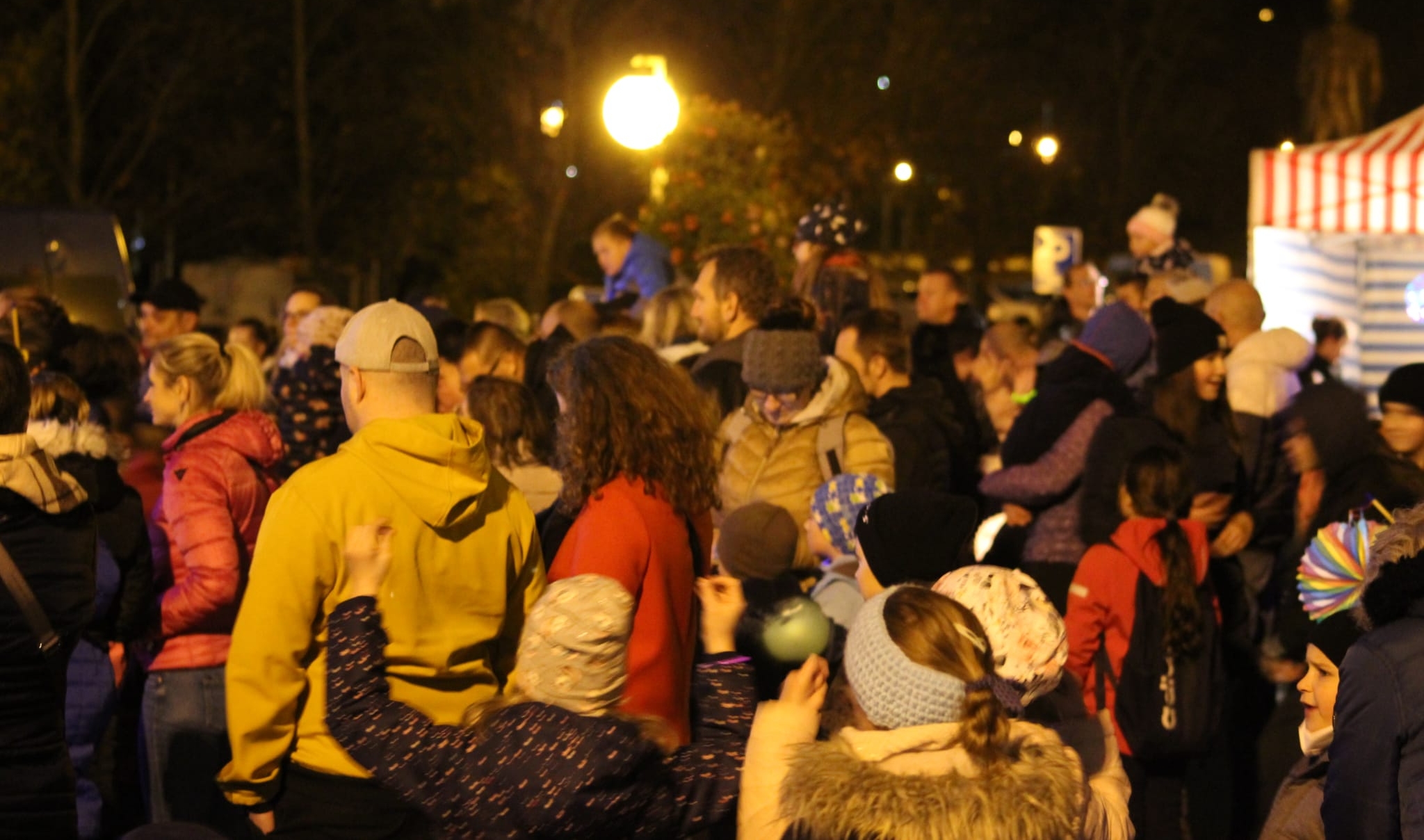 FOTO: Mostem prošlo několik lampionových průvodů. 1.náměstí hostilo doprovodný program