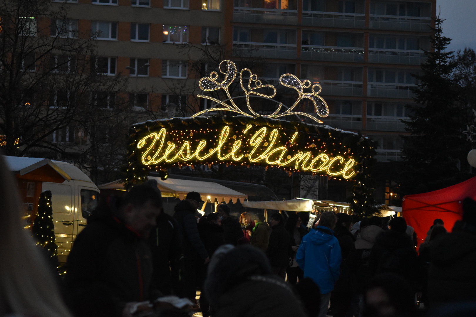 POZVÁNKA: Na náměstí probíhají na pódiu adventní kulturní akce