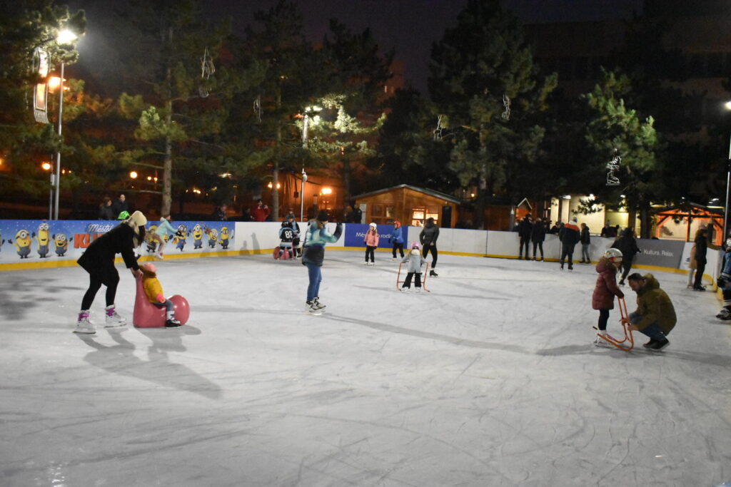 POZVÁNKA: Přijďte si zabruslit na ledové kluziště i o svátky