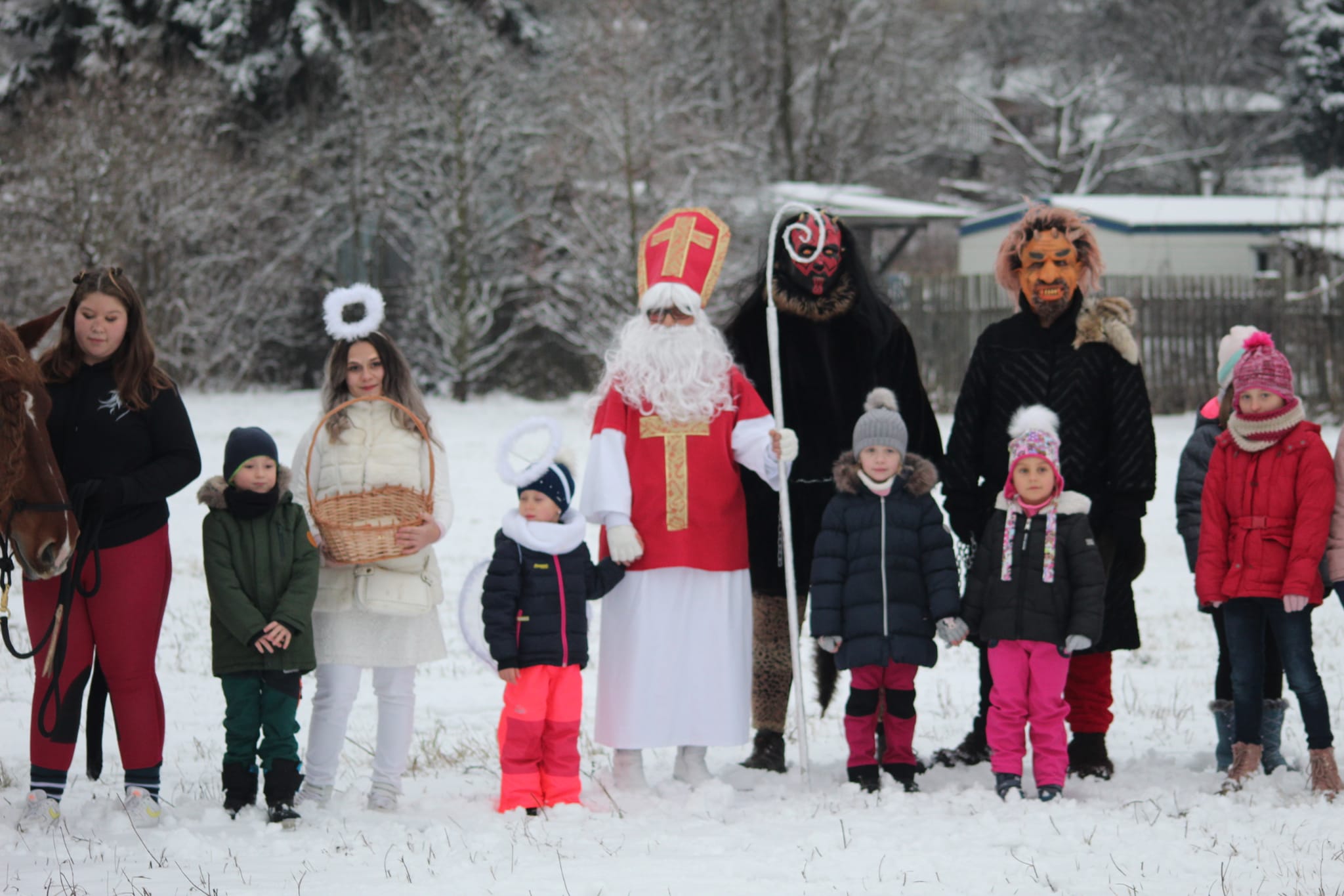 FOTO: V Selském dvoře Braňany naděloval Mikuláš s čertem a andělem