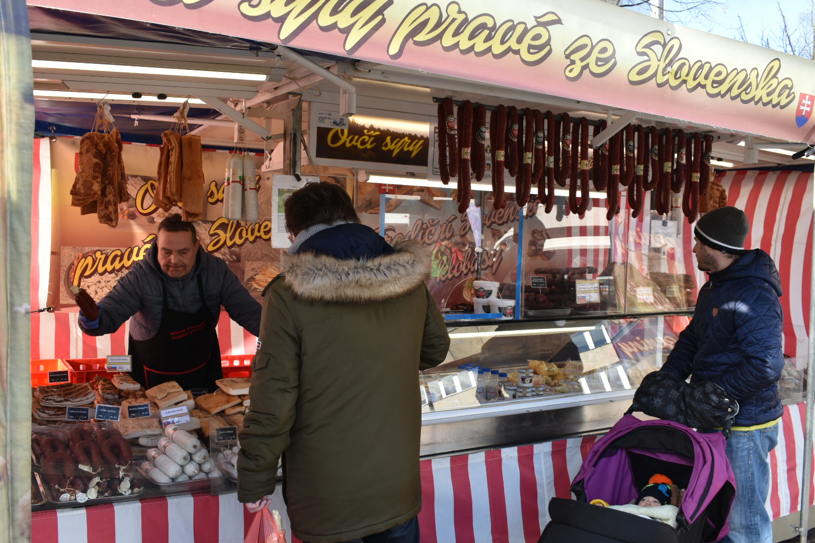 FOTO: V Mostě se konal letošní první farmářský trh.