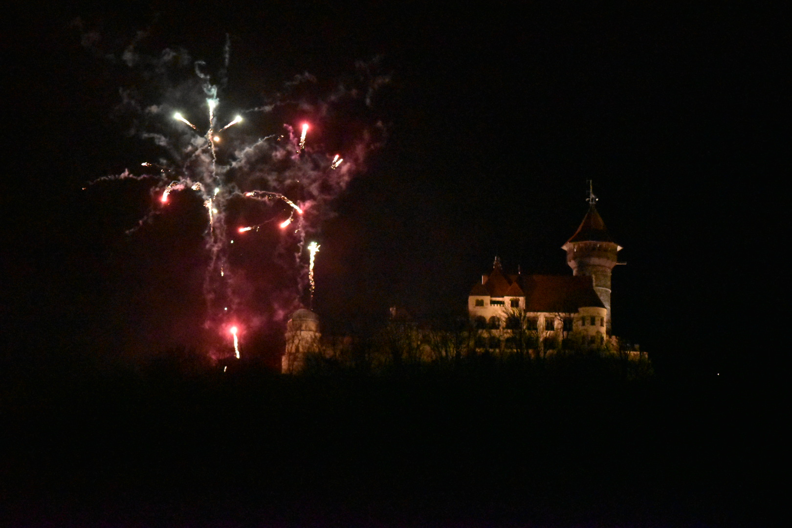 OBRAZEM: Nad Hněvínem se rozzářil Silvestrovský ohňostroj