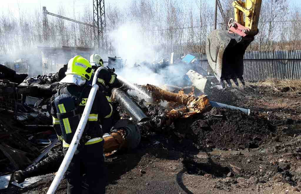 STALO SE: Na výsypce v Kopistech hořelo. Hasiči si s ohněm poradili