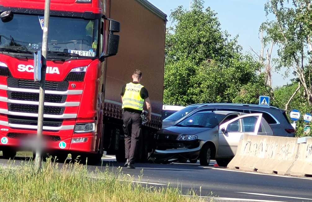 AKTUÁLNĚ: V Záluží se střetlo osobní vozidlo s kamionem