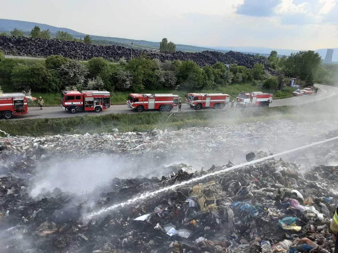 AKTUALIZACE: Na skládce Celio hořel komunální odpad. Vyhlášen byl druhý stupeň poplachu