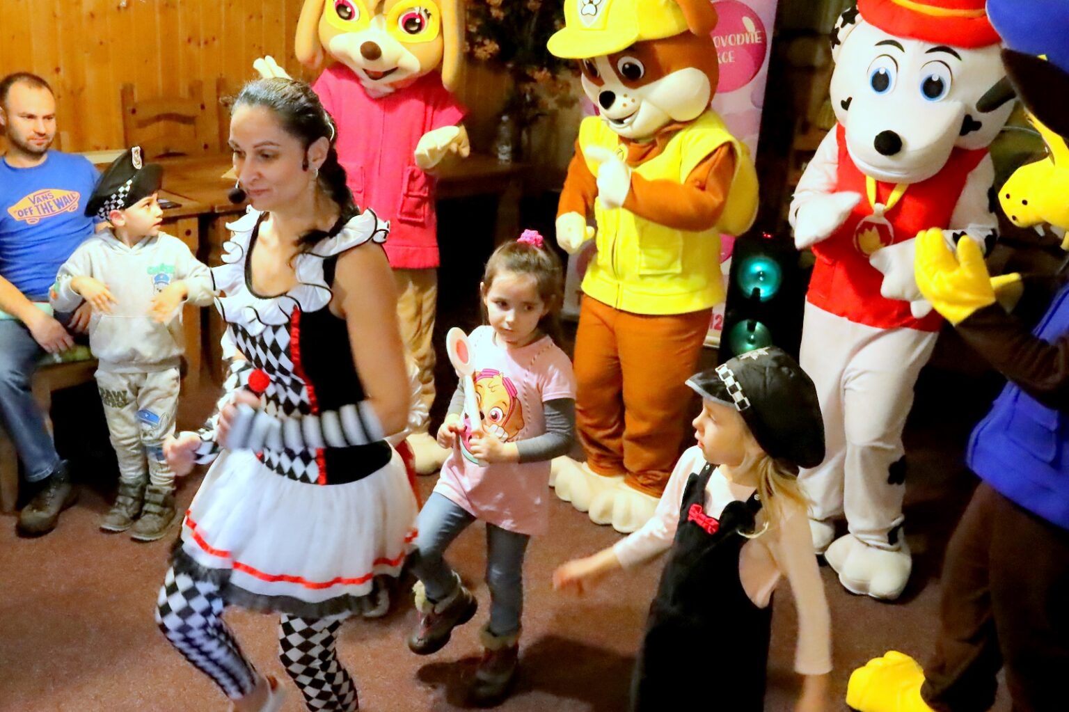 OBRAZEM V Restauraci Poh dka Se Uskute nilo D tsk Vystoupen Alice A obrazem-v-restauraci-poh-dka-se-uskute-nilo-d-tsk-vystoupen-alice-a