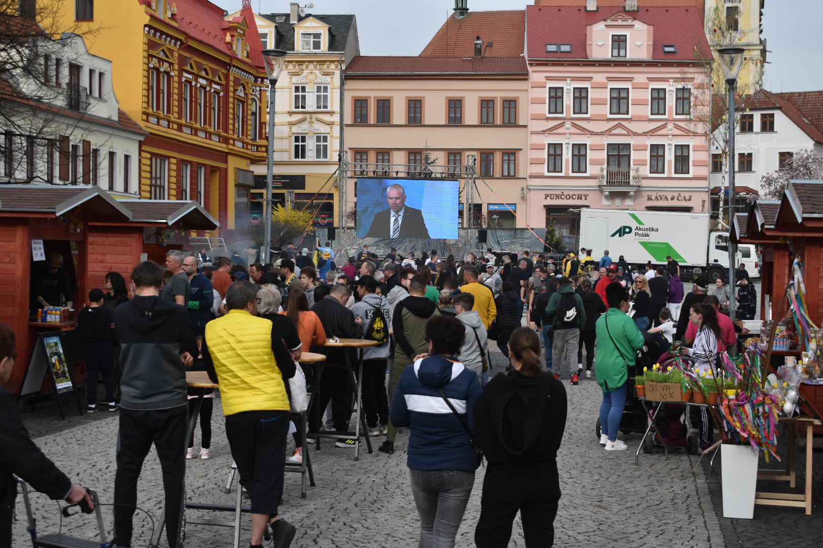 AKTUÁLNĚ: Fanoušci Litvínova fandí hokejistům na náměstí Míru