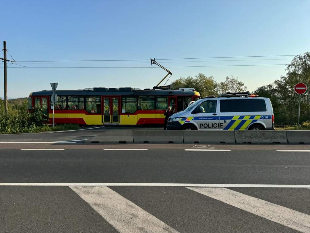 AKTUÁLNĚ: U Tesca se střetla tramvaj s osobním vozidlem. Dopravní podnik zavádí náhradní dopravu