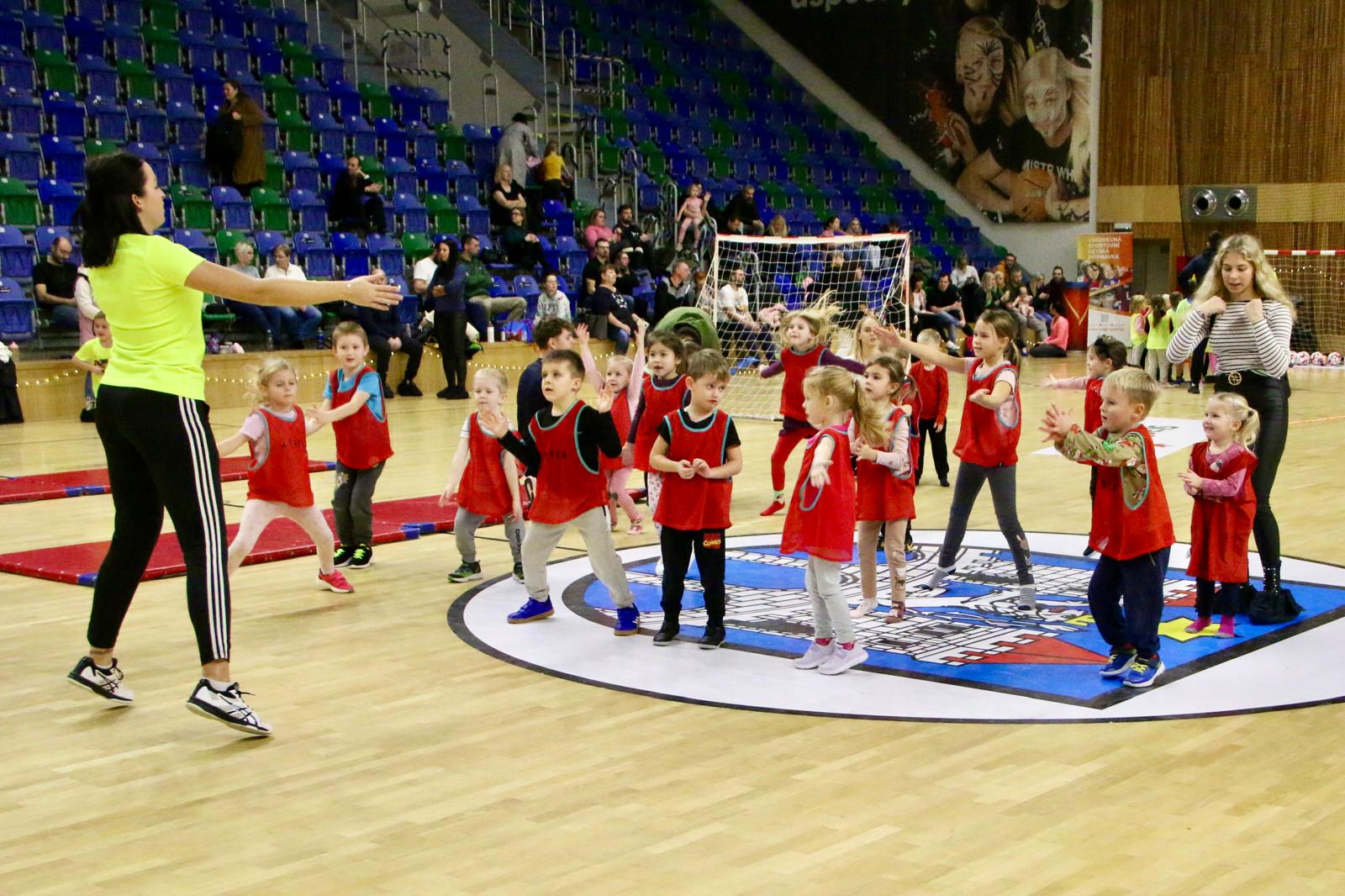 FOTO DNE: Mostecká sportovní hala hostila dětskou akci plnou sportu a zábavy