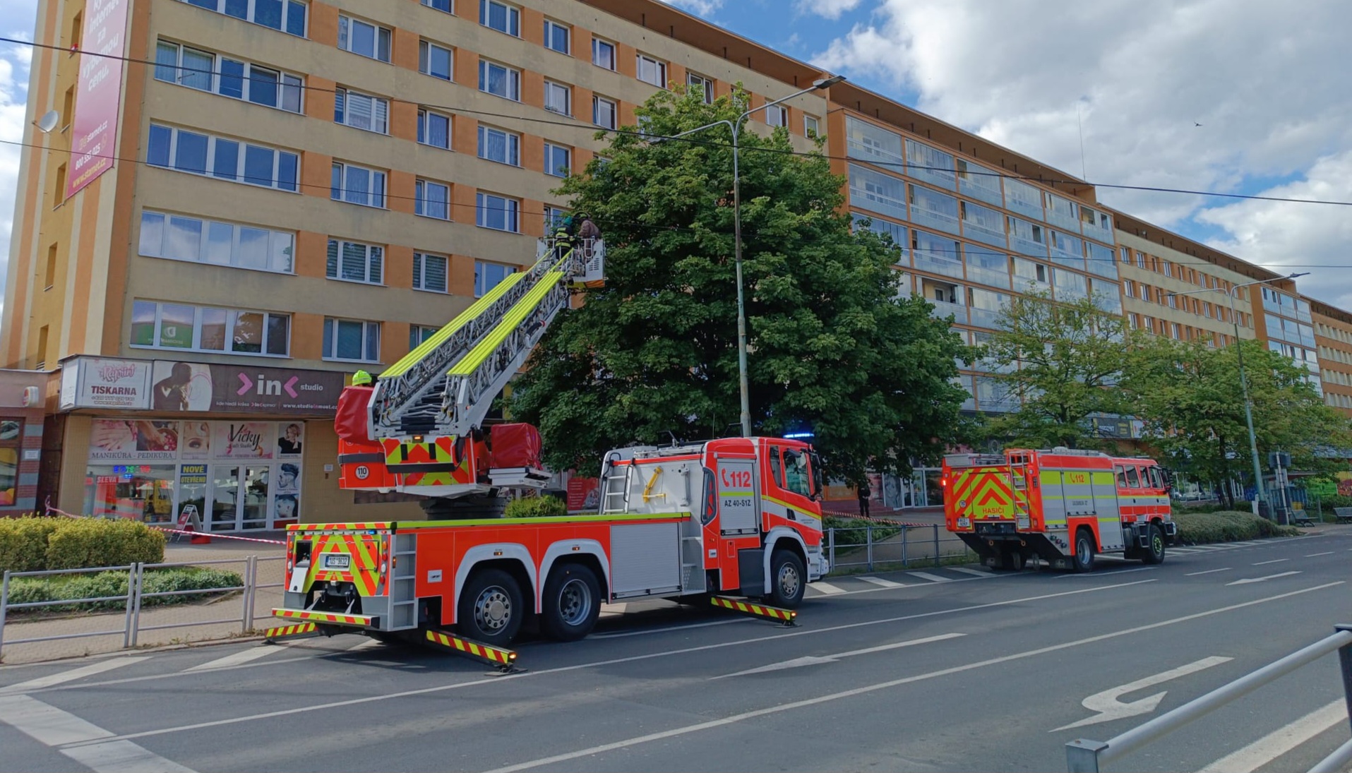 STALO SE: Hasiči zasahovali u Centralu kvůli včelímu roji. Okolí bylo pro bezpečnost uzavřeno