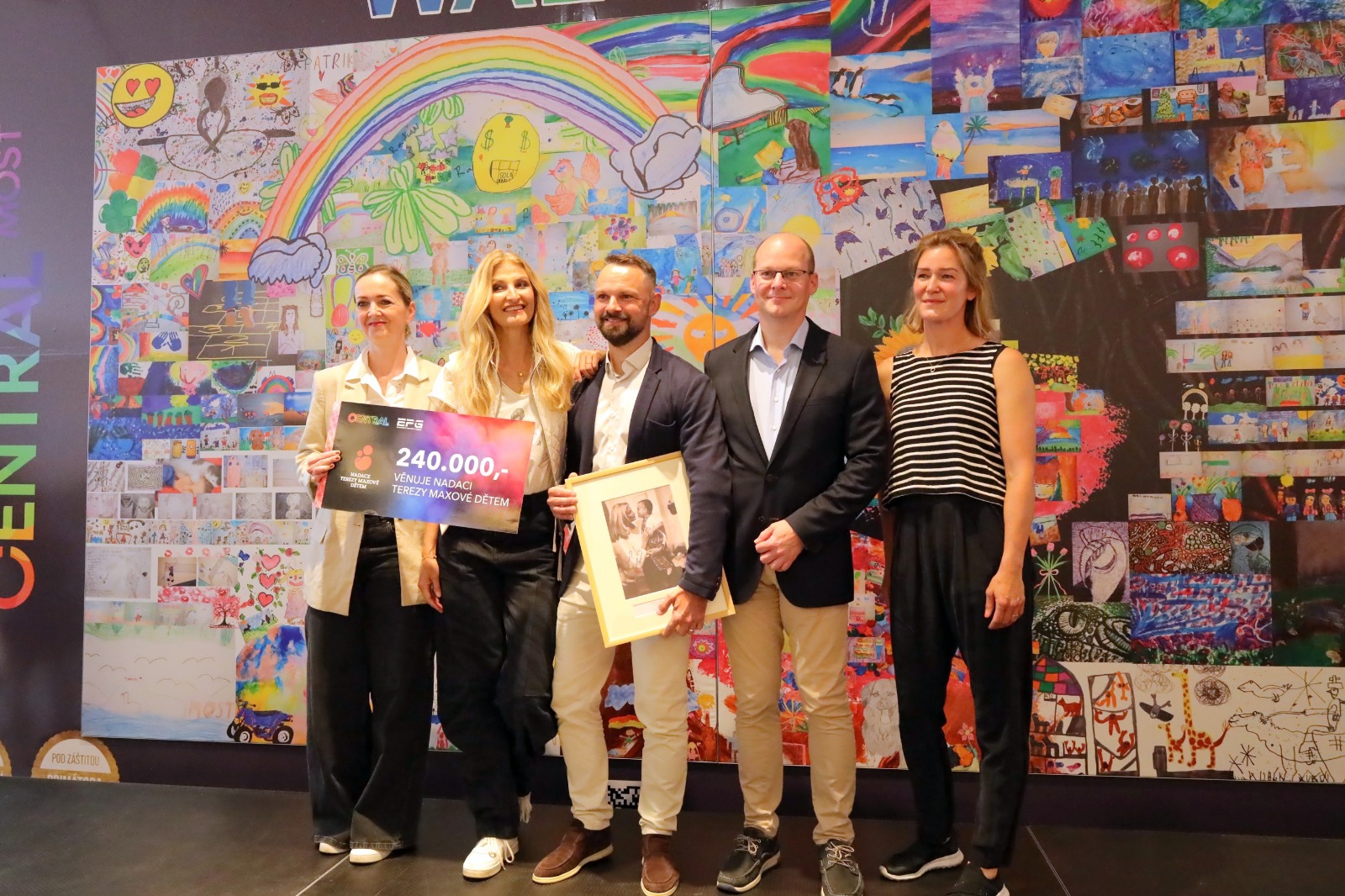 FOTO DNE: V Centralu se slavnostně odhalila výstava Wall of Joy. Je plná dětské radosti