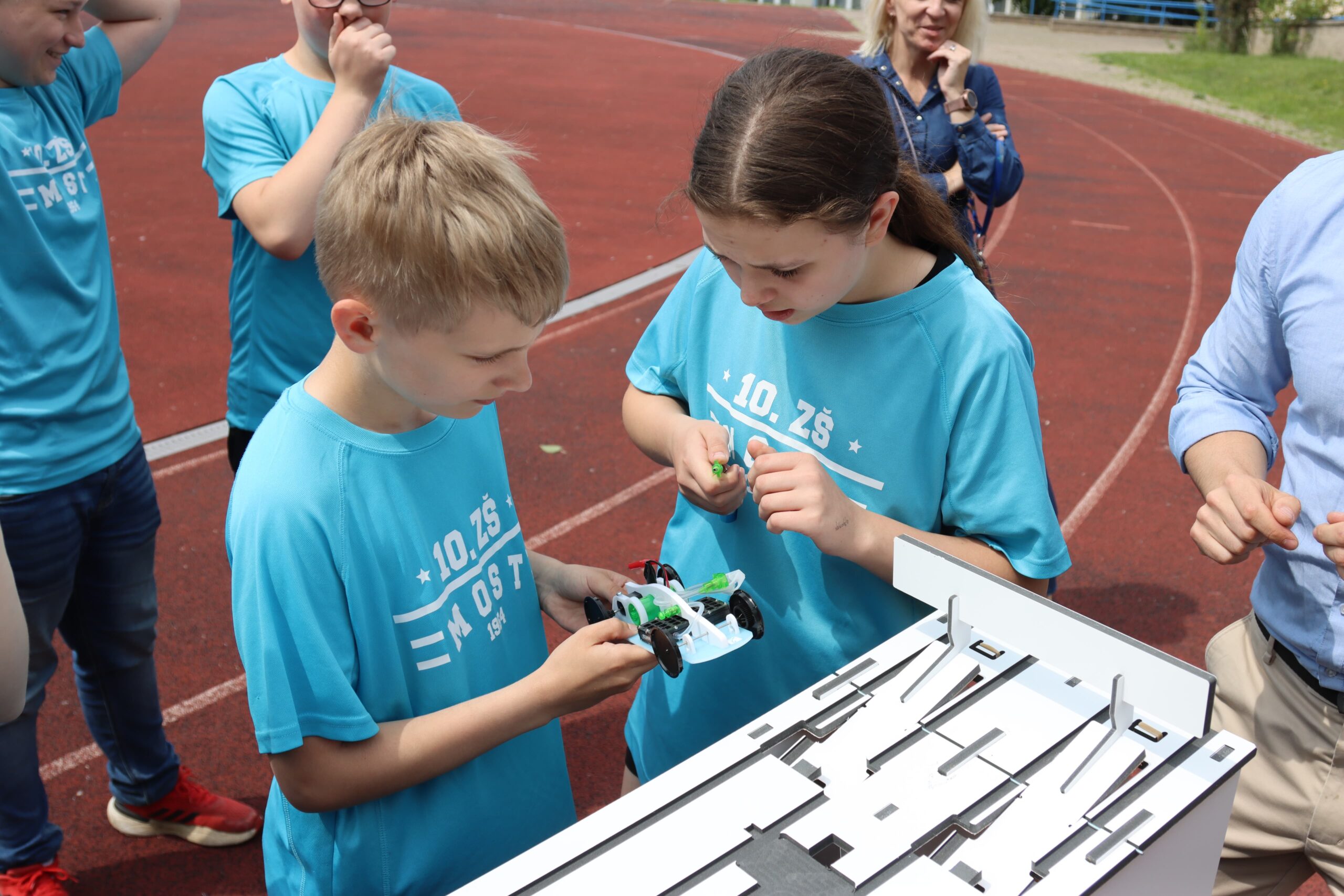 OBRAZEM: Technika, kreativita i rychlost. V Mostě proběhlo finále vodíkových závodů školáků