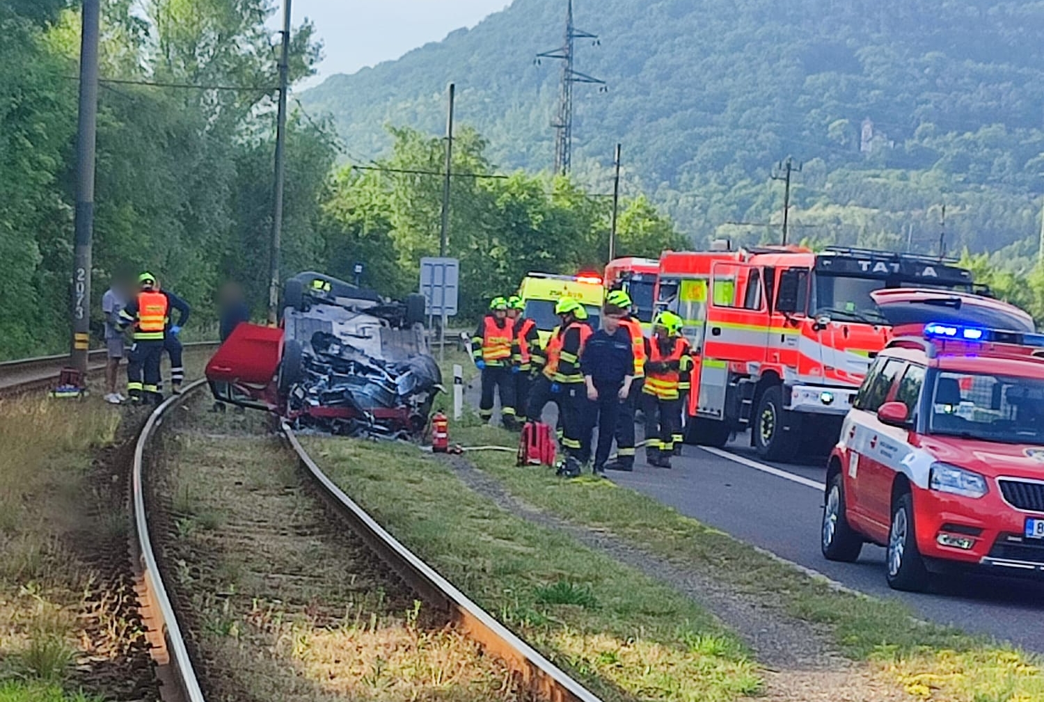 STALO SE: Ranní nehoda mezi Mostem a Litvínovem zablokovala tramvaje. Převrácené auto skončilo na kolejích