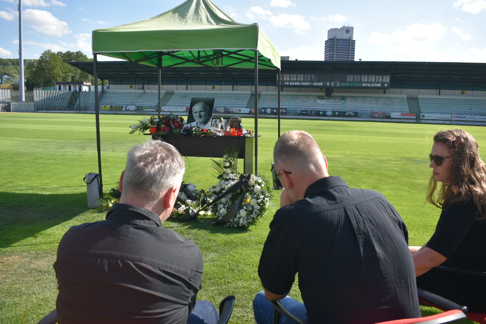 FOTO DNE: Dojemné rozloučení na stadionu. Rodina i přátelé se slzami v očích vzdali hold Radku Listopadovi