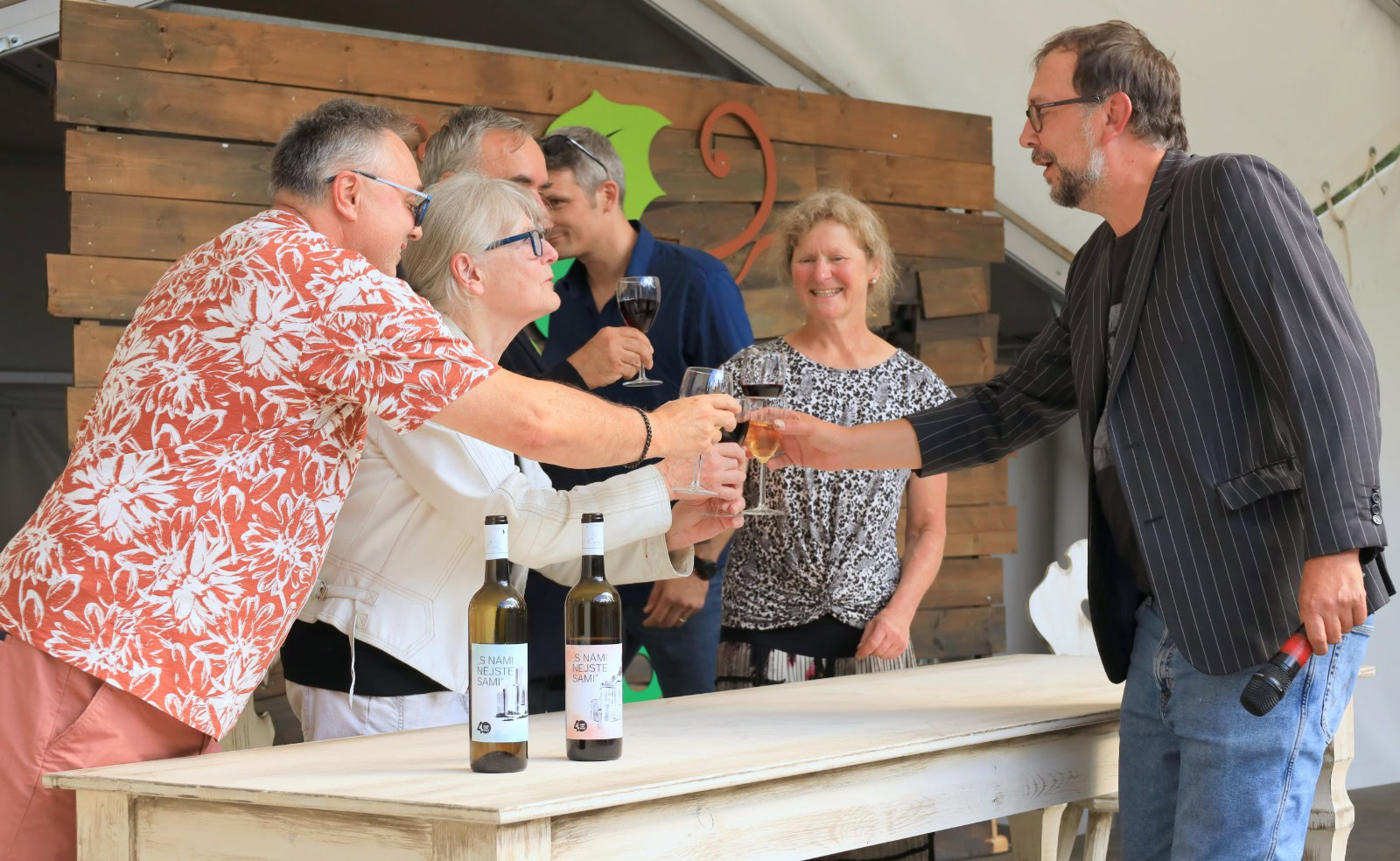 OBRAZEM: Tradiční divadelní vinobraní v Radničním parku zahájilo druhou polovinu divadelní sezóny