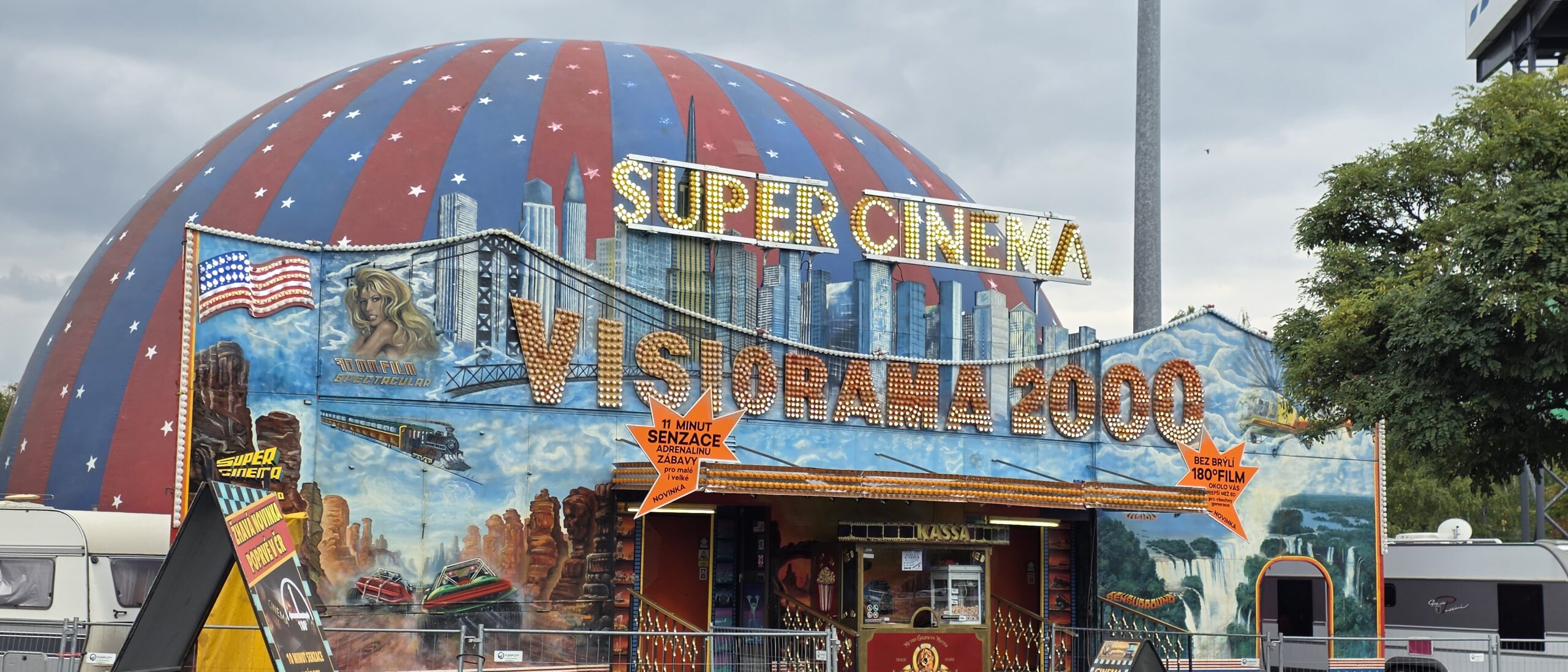 ZAJÍMAVOST: Retro senzace v Mostě! Lidé mohou navštívit nafukovací kino s obřím panoramatickým plátnem