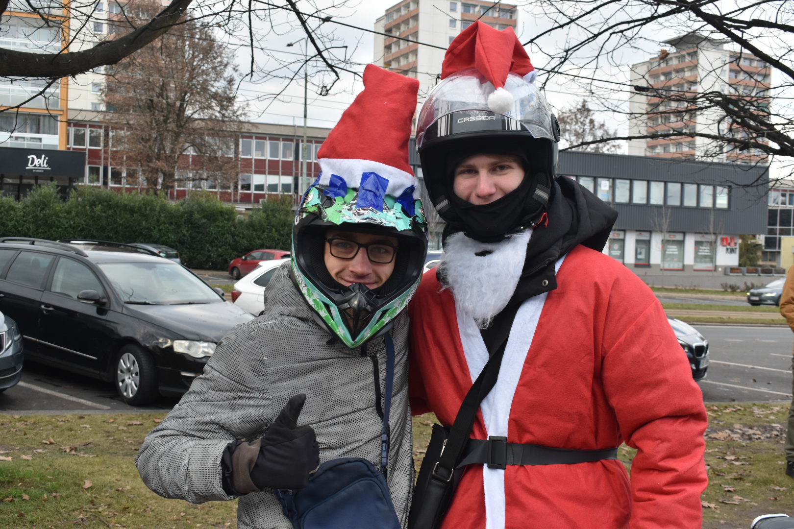FOTO DNE: Santové na motorkách projeli na Štědrý den ulicemi Mostu