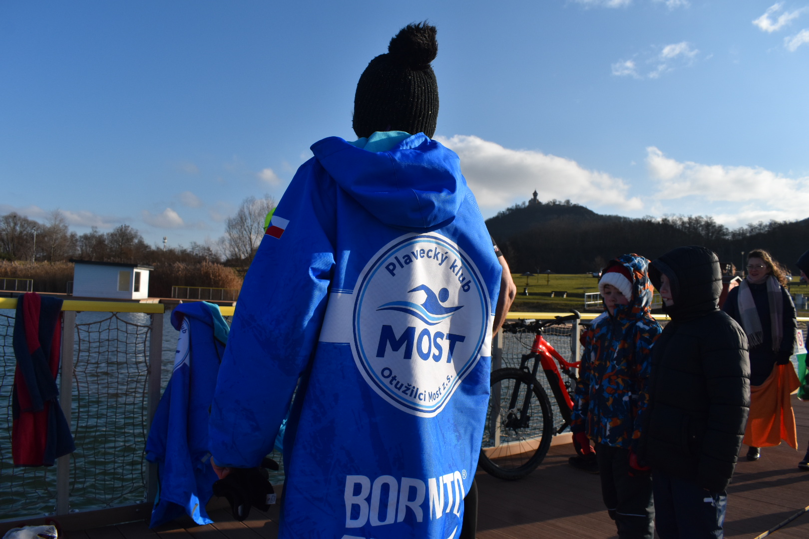 FOTO: Otužilci si na Štědrý den zaplavali v jezeře Matylda