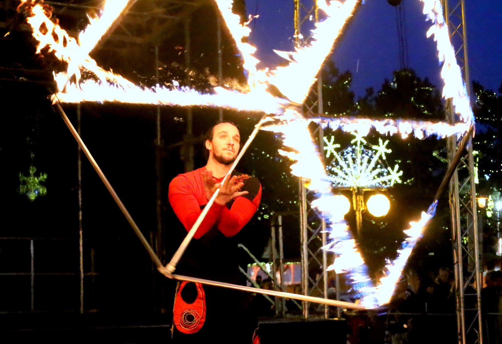 OBRAZEM: Ohňová show rozzářila mostecké vánoční trhy! Program na náměstí pokračuje až do Silvestra