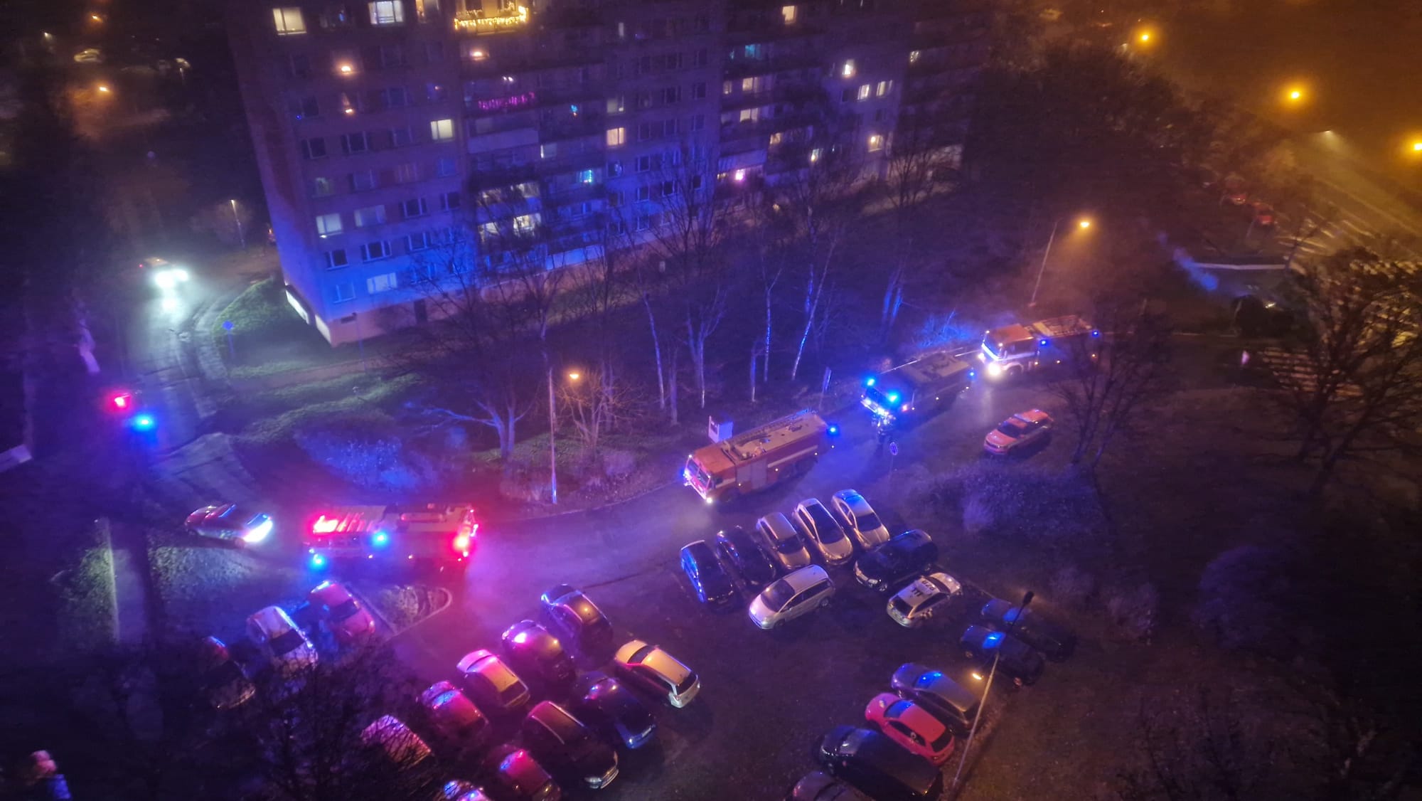 AKTUÁLNĚ: Plameny v paneláku v Brněnské ulici! Zásah hasičů si vyžádal evakuaci 22 osob