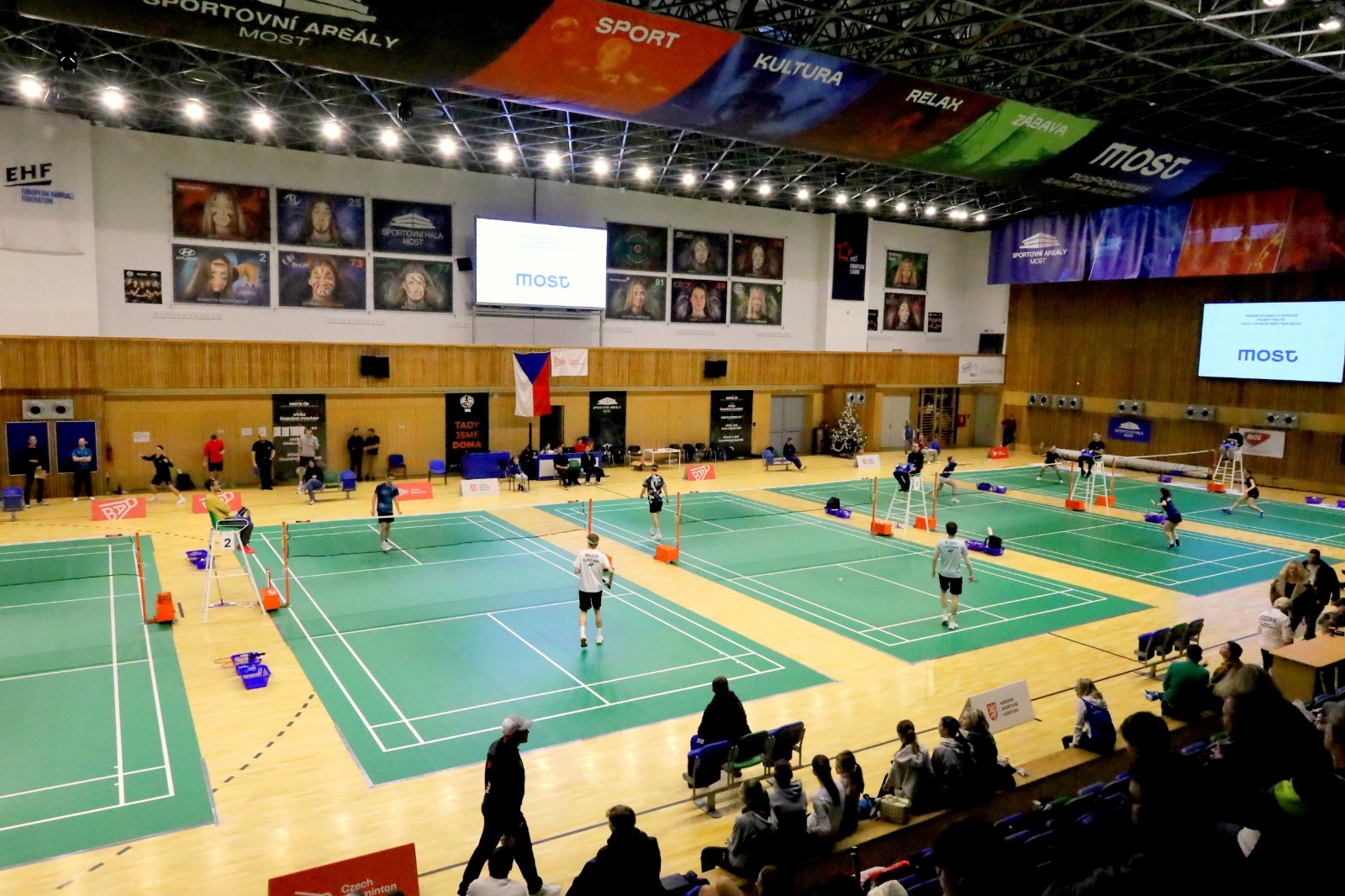 FOTO: Sportovní hala Most ožila juniorským badmintonovým šampionátem