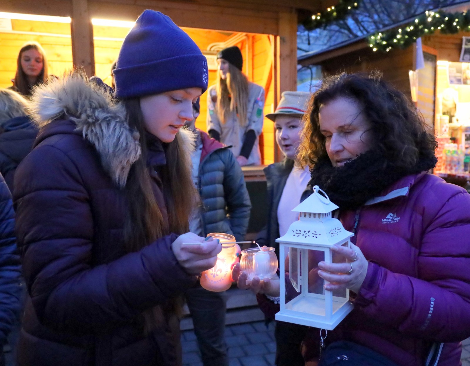 FOTO DNE: Skauti dnes naposledy rozdávají Betlémské světlo na 1. náměstí