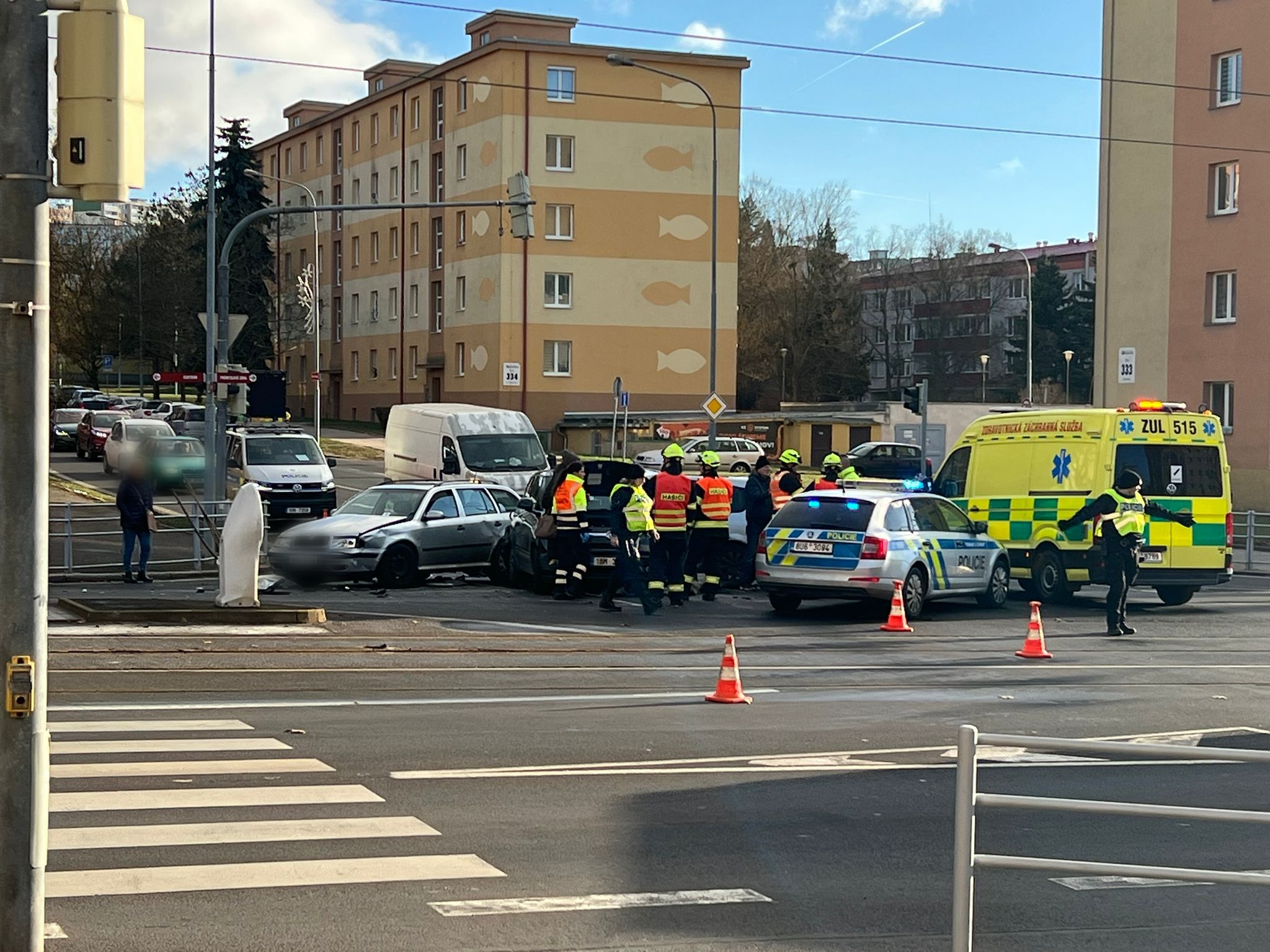 AKTUÁLNĚ: Na Budovatelce došlo k nehodě tří osobních vozidel