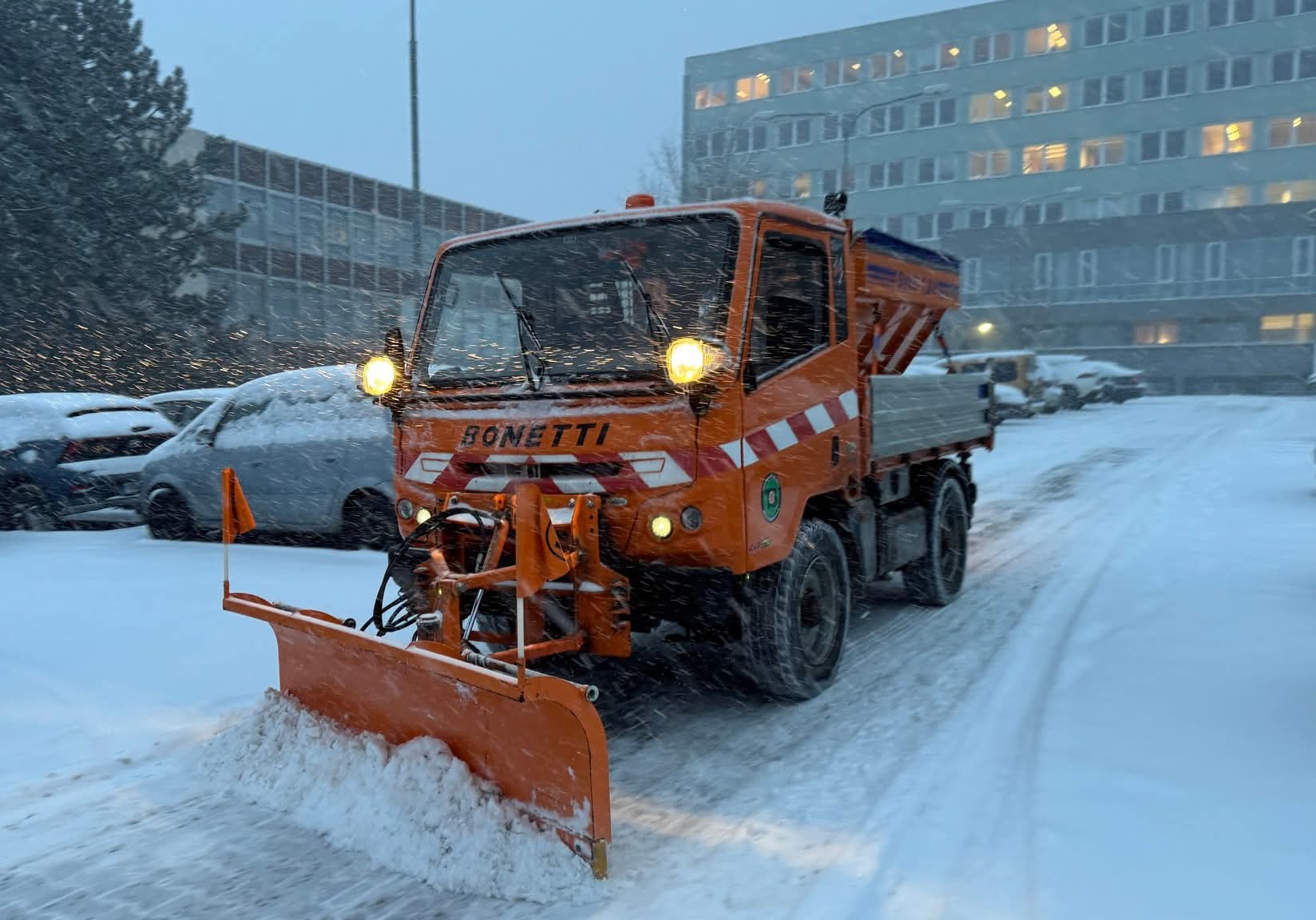 AKTUÁLNĚ: Silné sněžení zasáhlo Most, technické služby jsou v plném nasazení