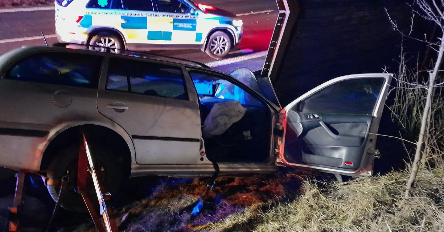 STALO SE: Noční nehoda osobního vozidla u Obrnic si vyžádala zranění