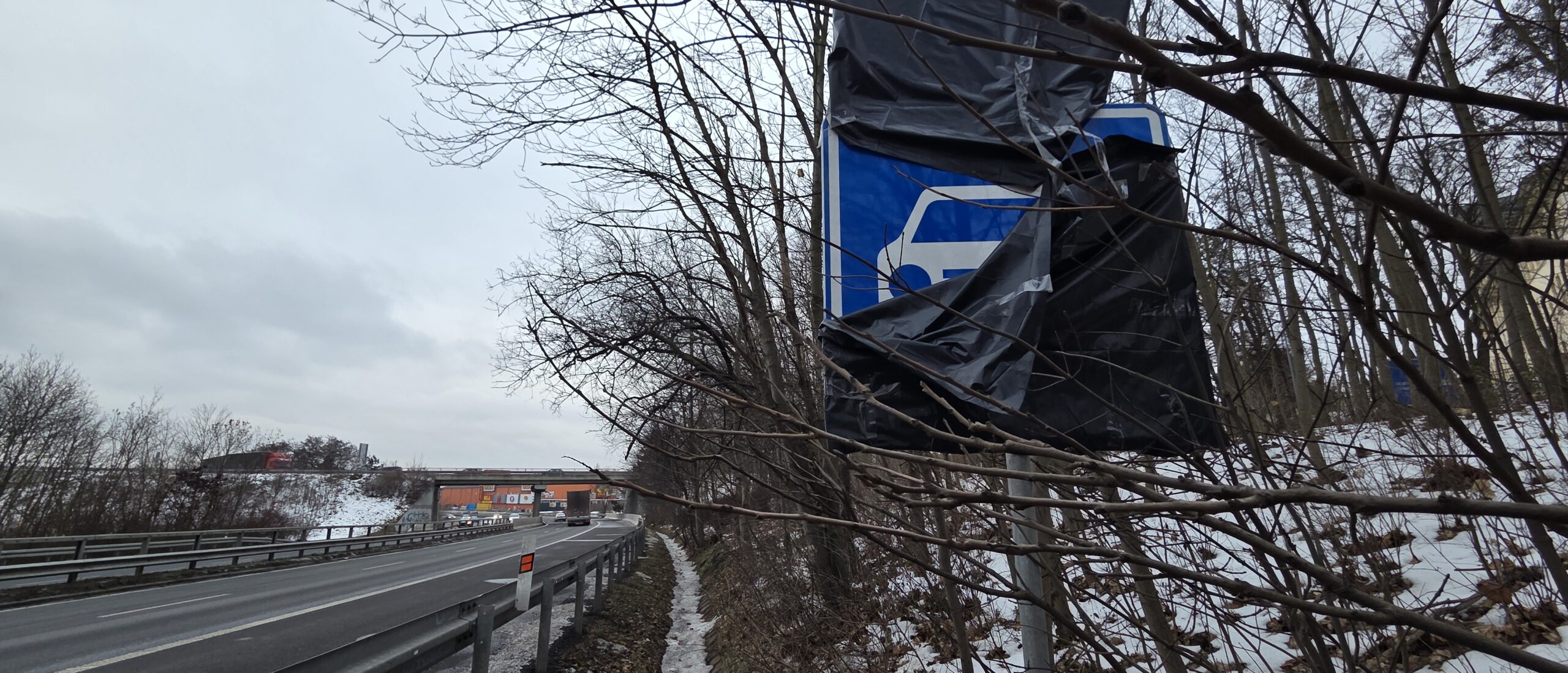 ZAJÍMAVOST: Stodesítka pod Hněvínem čeká na zelenou. Značky už stojí!
