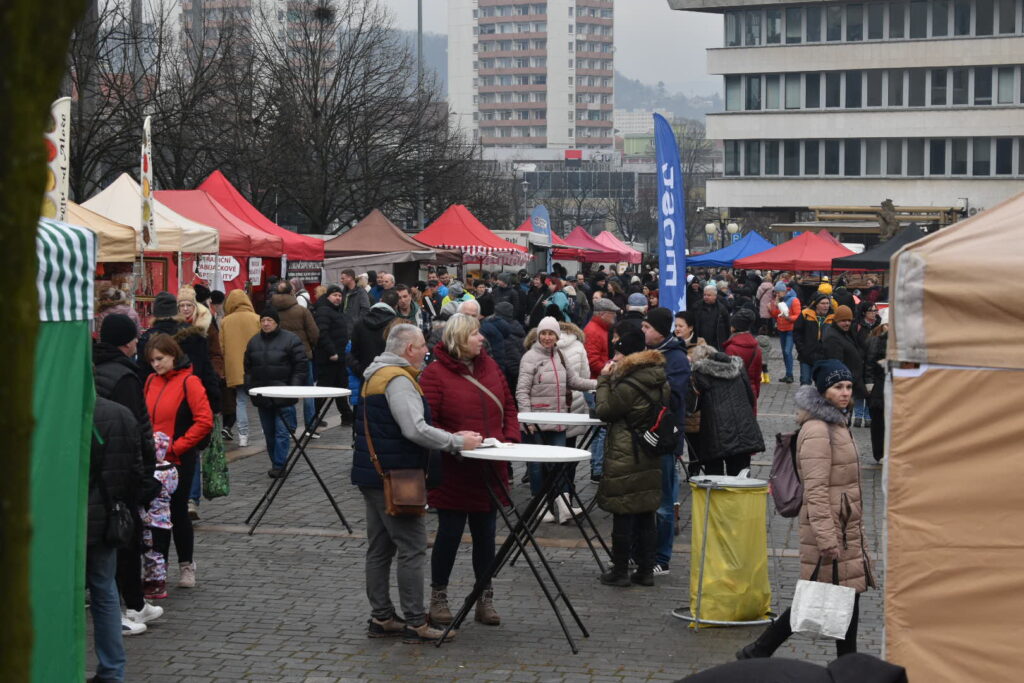 CHYSTÁ SE: Zabijačkové hody oživí centrum Mostu. Na 1. náměstí nabídnou tradiční chutě i farmářské produkty