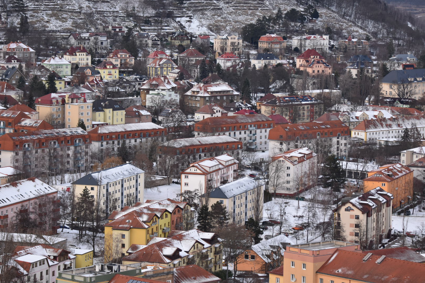 OBRAZEM: Most pod sněhovou peřinou. Pohled z nejvyšší budovy města bere dech