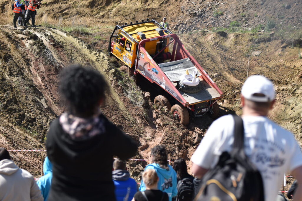 ZAJÍMAVOST: Bahno, síla a nervy z oceli. Truck Trial 2026 přiveze extrémní závody opět i do Braňan u Mostu!