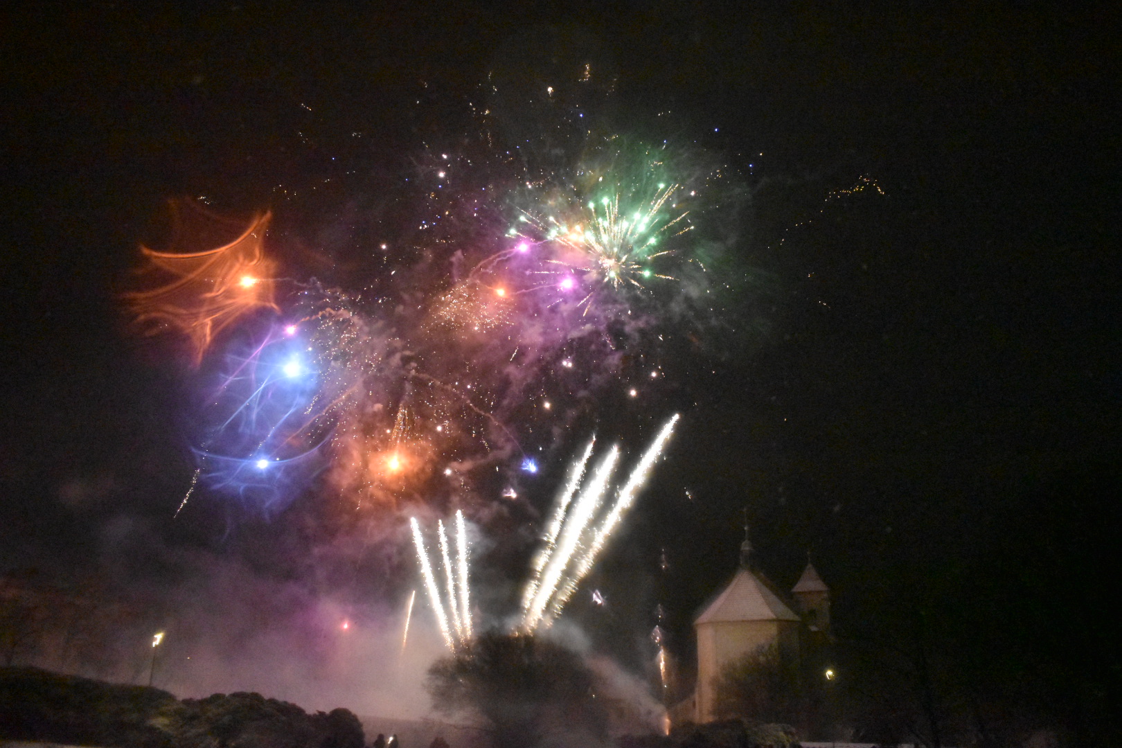 OBRAZEM: Zámek ožil projekcí, nebe ohňostrojem. Litvínov slavil nový rok tradičně