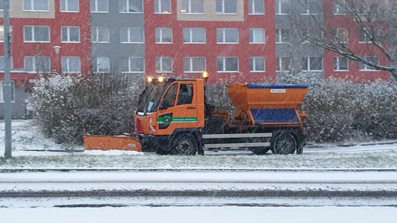 AKTUÁLNĚ: Mostecko se připravuje na sněhovou nadílku. Do ulic vyjel velký sypač