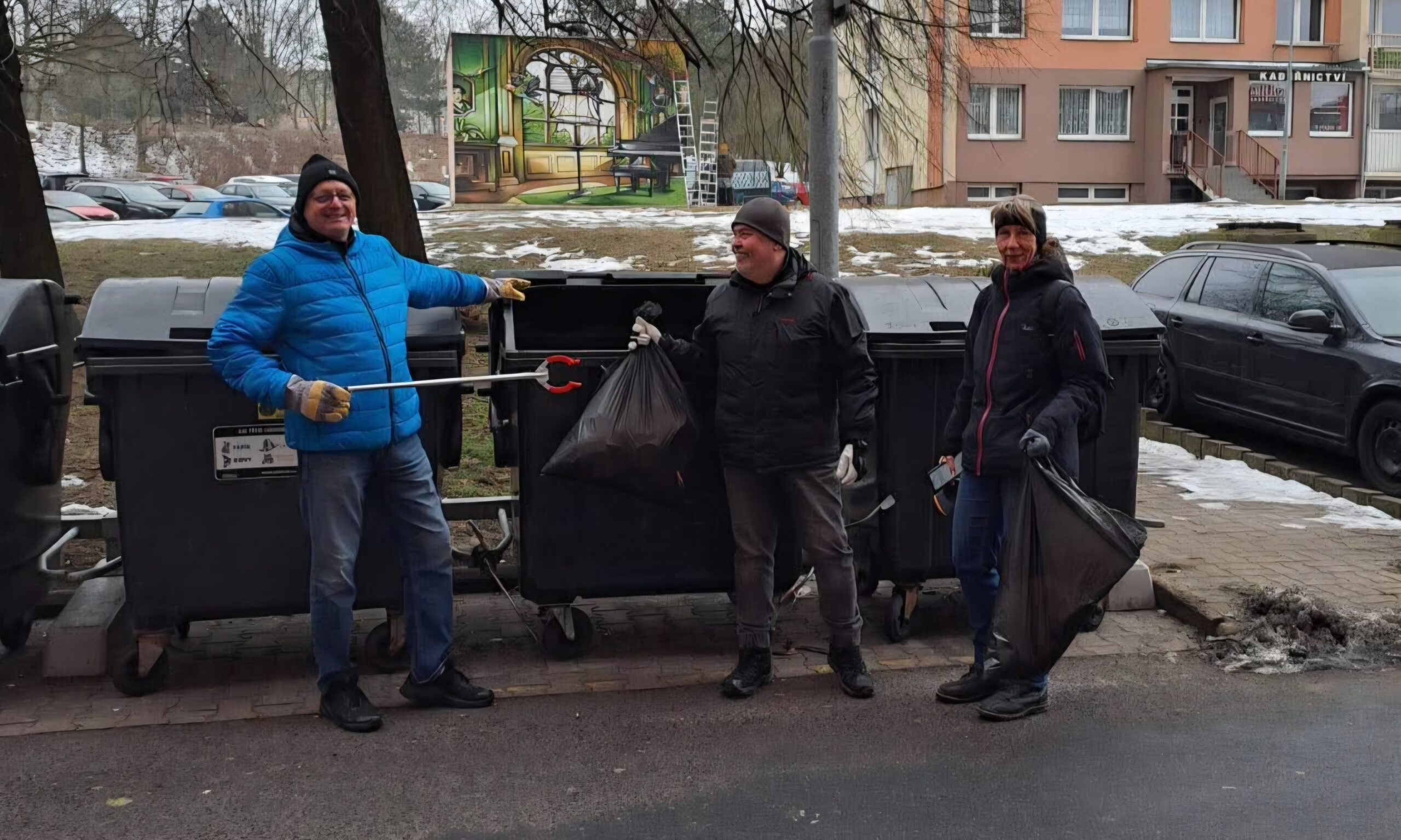 Radost z úklidu vystřídala bezmoc! Kavárna Javorka řeší neustále nepořádek okolo „hokejky“