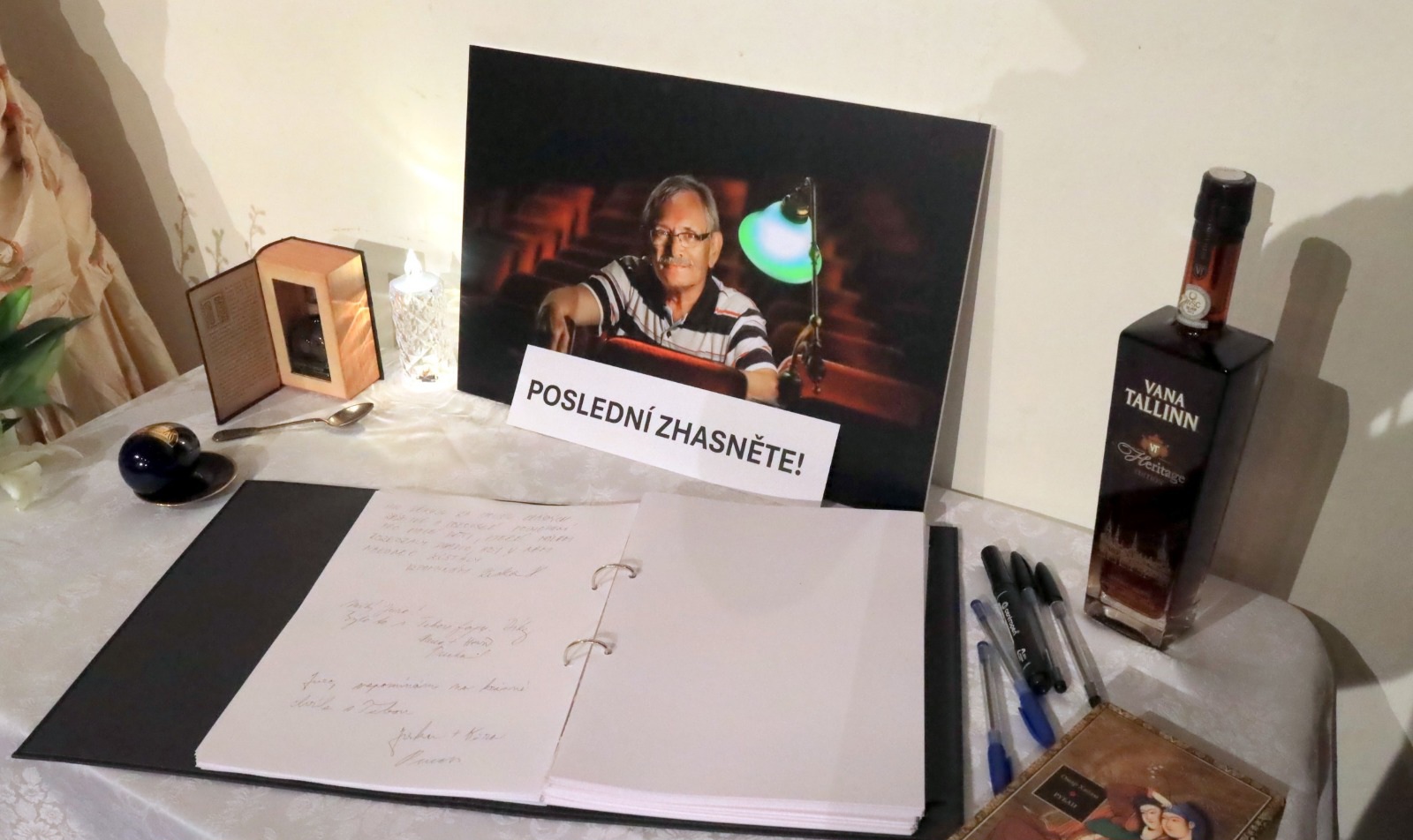 FOTO: Litvínov se rozloučil se zakladatelem Docela velkého divadla Jurijem Galinem