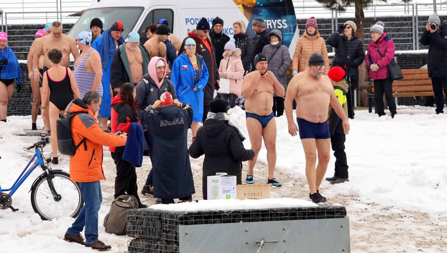 OBRAZEM: Na Jezeře Most se konal Český pohár v zimním plavání