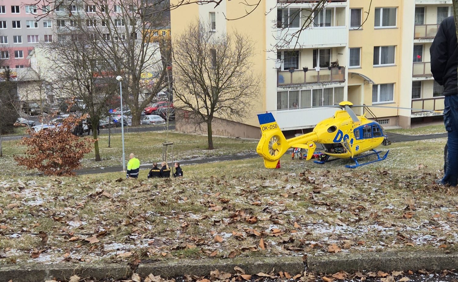 AKTUALIZUJEME: V České ulici přistál dopoledne zdravotnický vrtulník. Pacienta transportovali do nemocnice