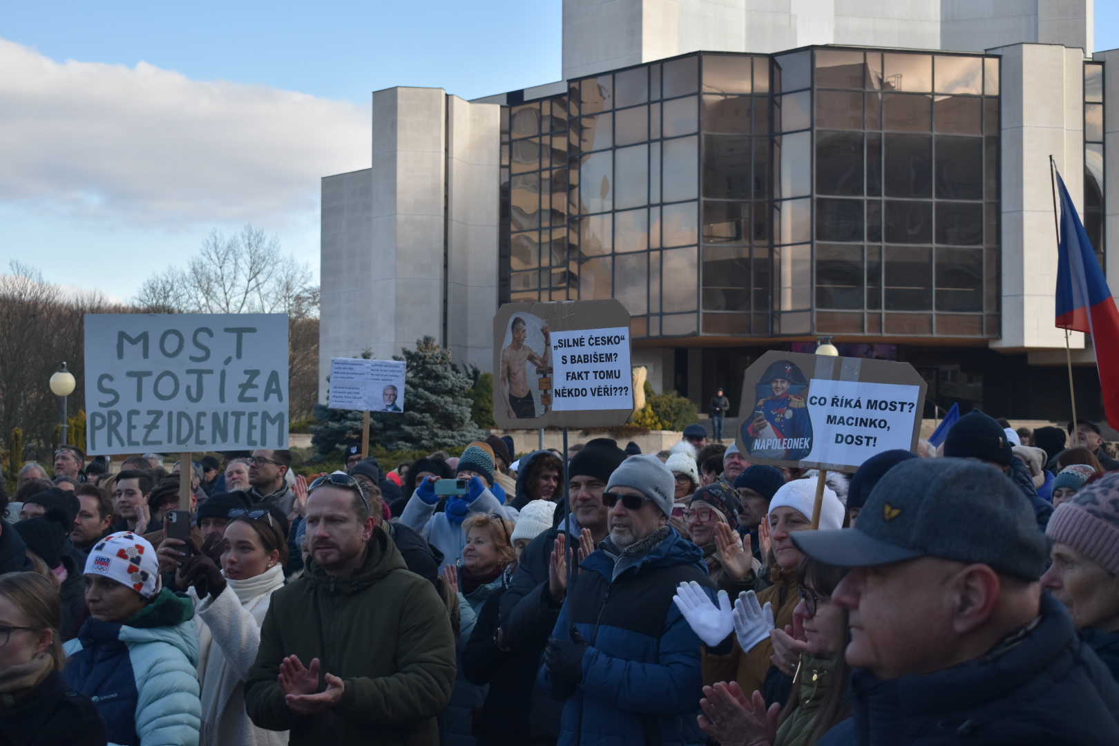 AKTUÁLNĚ: Na 1. náměstí je rušno! Lidé se scházejí kvůli prezidentovi